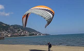 Paraşütle atlayarak 15 Temmuz şehitlerini andılar