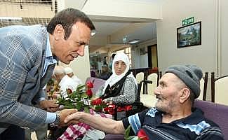 Belediye Başkanı Genç, huzurevini ziyaret etti