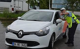 Polisler sürücülere çay ikram etti