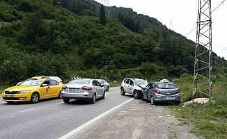 Trabzon'da iki otomobil çarpıştı: 6 yaralı