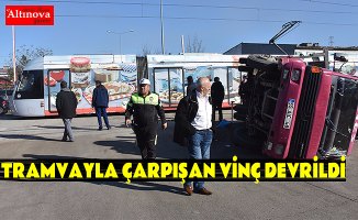 Samsun'da tramvayla çarpışan vinç devrildi