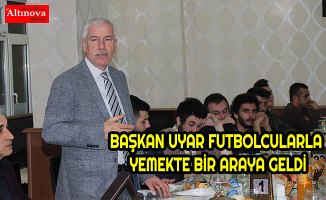 BAŞKAN UYAR FUTBOLCULARLA YEMEKTE BİR ARAYA GELDİ