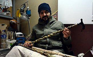 Baston yaparak hayata bağlandı