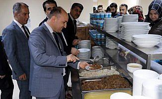 Ders çalışan öğrencilere döner ve ayran ikramı