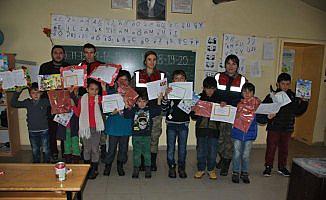 Jandarmadan öğrencilere karne hediyesi