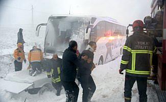Yolcu otobüsü otomobile çarptı: 1 ölü, 2 yaralı