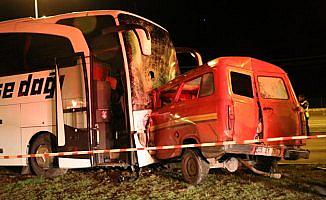 Amasya'da yolcu otobüsü ile minibüs çarpıştı: 1 ölü, 4 yaralı