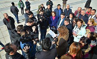 Çocuk istismarını kitap okuyarak protesto ettiler