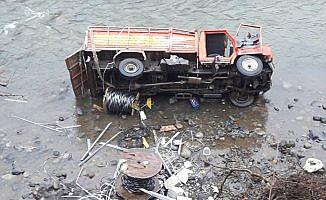 Giresun'da kamyonet dereye devrildi: 1 ölü, 2 yaralı