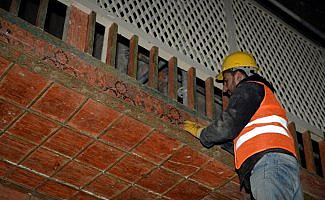 Kazınan yağlı boyanın altından kalem işlemesi çıktı