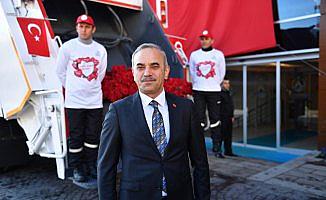 Sevgililer Günü'nde karanfil ve bayrak dağıtıldı