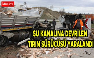 Su kanalına devrilen tırın sürücüsü yaralandı