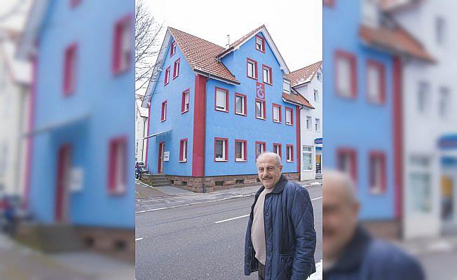 Trabzonspor aşkından evini bordo maviye boyattı