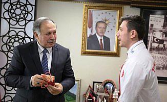 Vali Doğanay, başarılı sporcuyu altınla ödüllendirdi