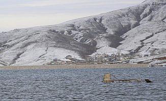 Barajın su seviyesi düştü, mezarlar ortaya çıktı