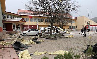 Bolu'da fırtına okulun çatısını uçurdu