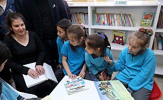 Görme engelli üniversite öğrencisinden köy okuluna kütüphane