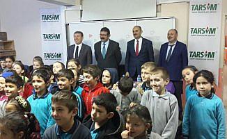 Güce'de TARSİM'den öğrencilere kıyafet yardımı