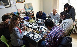 Hekimleri, taşlara karikatürize ettiler