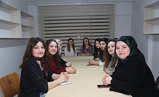 İşaret dilini öğrenip Mehmetçik için klip çektiler