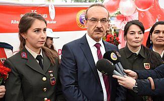 Kadın askerlerden hemcinslerine karanfil