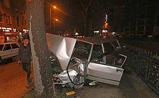 Kastamonu'da otomobil ağaca çarptı: 3 yaralı