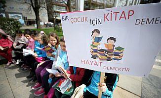Kitap sevgisi sokağa taştı