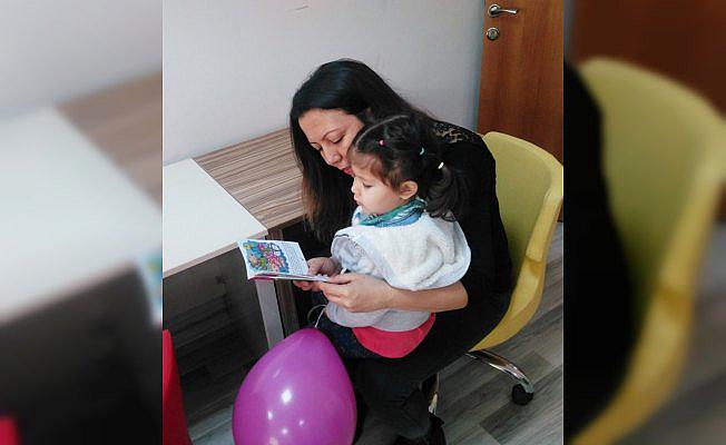 Liseliler anaokulu öğrencileri için kitap okudu