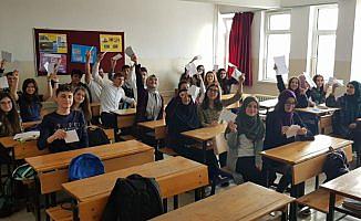 Mehmetçik öğrenci mektuplarına cevap yazdı