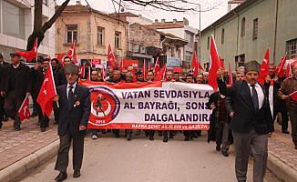 Şehit aileleri ve gaziler Mehmetçik için yürüdü