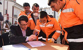 Temizlik işçileri kadroya geçebilmek için ter döktü