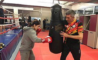 Tesadüfen boksör oldu, madalyaları topladı
