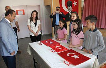 23 Nisan için 23 materyalden Türk bayrağı yaptılar