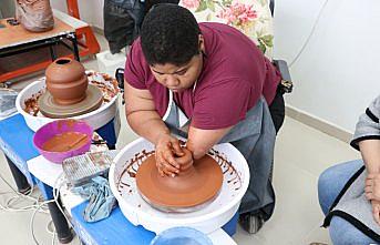 ABD'li sanatçı seramiğe tek eliyle şekil veriyor