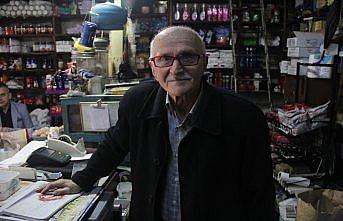 Bakkalını 68 yıldır güler yüzle açıyor