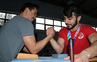 Bileği ile dünyayı devirmek istiyor