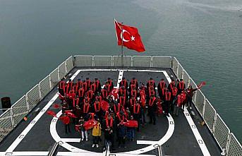 Çocuklar sahil güvenlik gemisiyle deniz yolculuğuna çıktı
