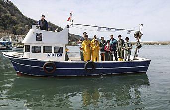 Denizde tekne üzerinde masa tenisi oynadılar