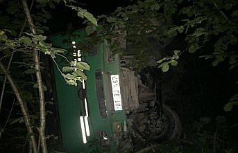 Devrilen kamyonun sürücüsü ağır yaralandı