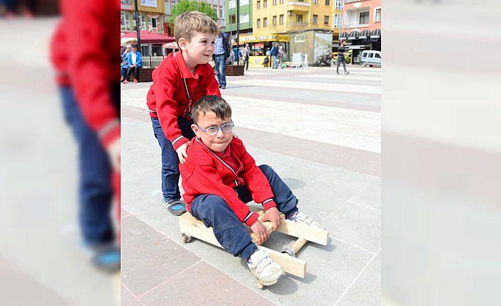 Eski oyun ve oyuncaklar çocuklarla buluşturuldu