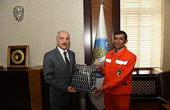 Esnafın övdüğü temizlik işçisine ödül