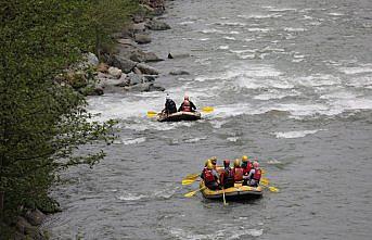 Fırtına Deresi'nde öğrencilerin rafting keyfi