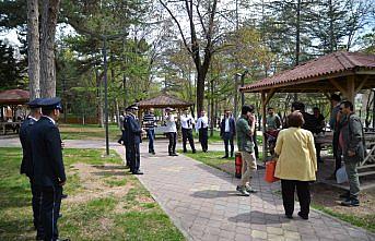 Gazetecilerden polise sürpriz kutlama