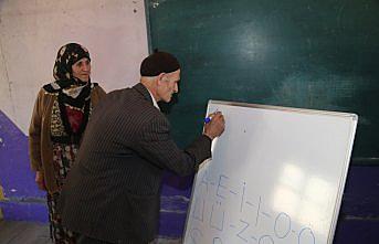 Hayatı paylaşan çift birlikte okuma yazma öğreniyor