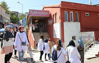 Hemşirelik bölümü öğrencilerine uygulamalı eğitim