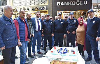 Hırsızlık ihbarına gelen polislere pasta süprizi