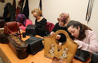 Hopalı kadınların ürettiği çantalar yurt dışına satılıyor