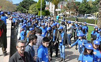 İnsan zinciriyle otizme dikkati çektiler