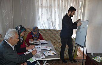 Kara çifti evde okuma yazma öğreniyor
