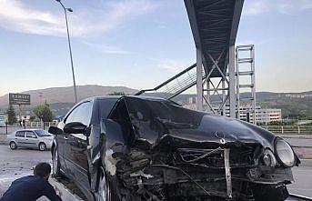 Karşı şeride geçen otomobil kazaya neden oldu